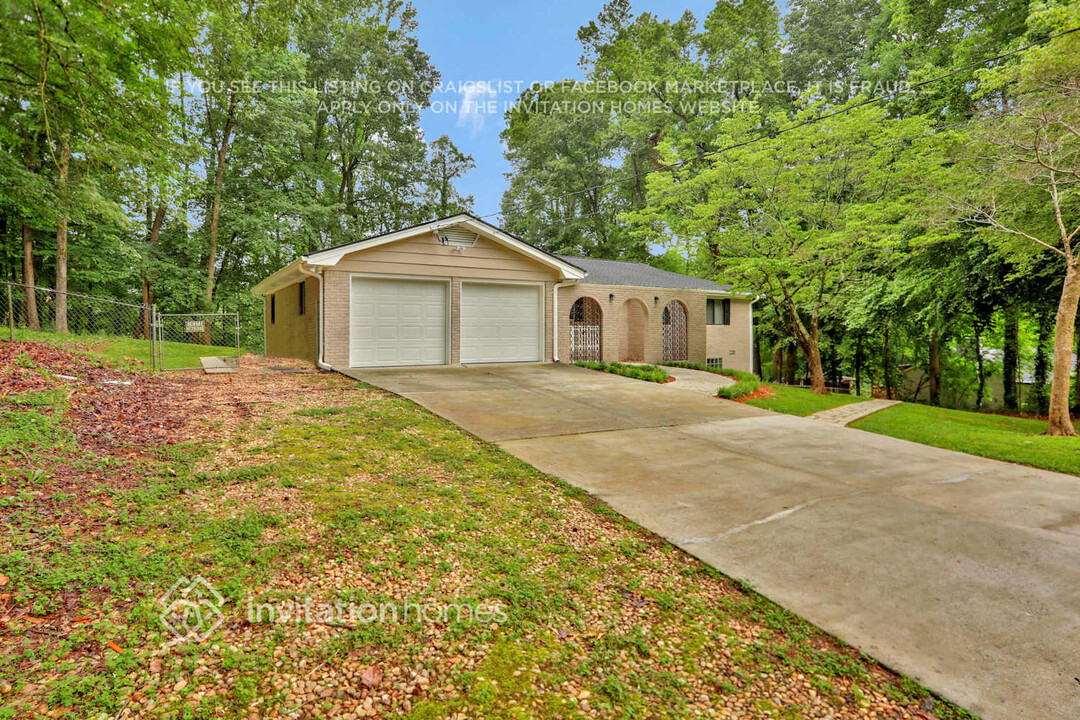 45 Stoneview Dr SW in Lilburn, GA - Building Photo