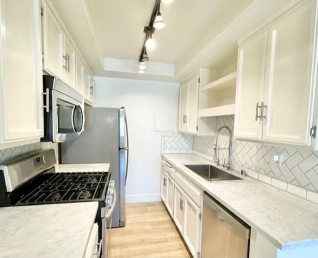 1050 Vista Del Pueblo in Santa Barbara, CA - Building Photo - Building Photo