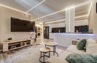 4641 Wild Indigo St in Houston, TX - Foto de edificio - Building Photo