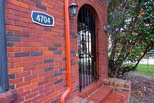 4704 Chenevert St in Houston, TX - Building Photo