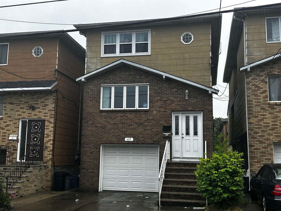 609 Sussex St in Harrison, NJ - Building Photo