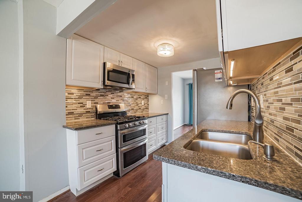 1908 Cambridge Dr in Crofton, MD - Building Photo