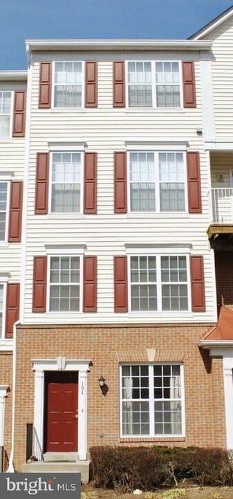 2480 Angeline Dr in Herndon, VA - Building Photo