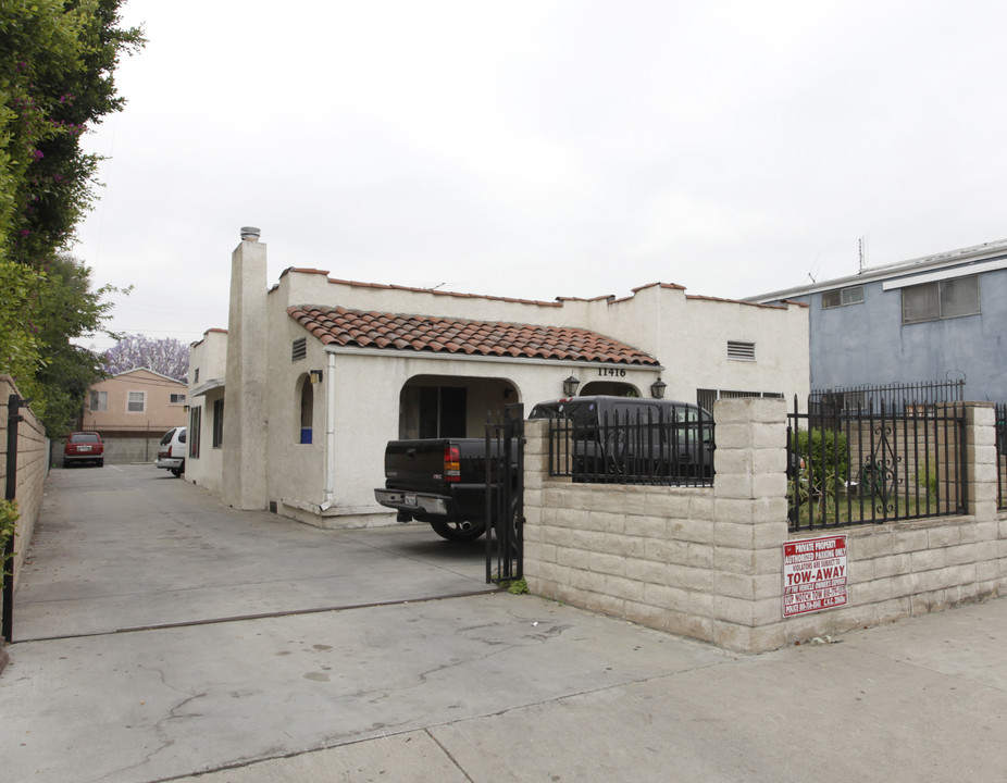 11416 Emelita St in North Hollywood, CA - Building Photo