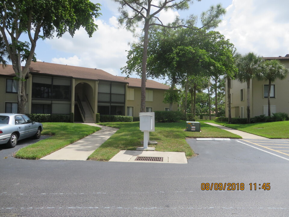 702 Sunny Pine Way in Greenacres, FL - Building Photo