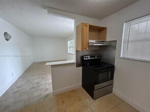 1330 NE 127th St in North Miami, FL - Foto de edificio - Building Photo