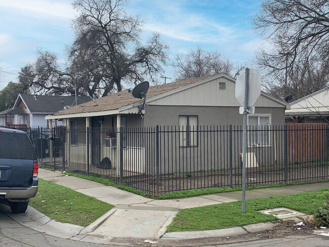 880 Dixieanne Ave in Sacramento, CA - Building Photo - Building Photo