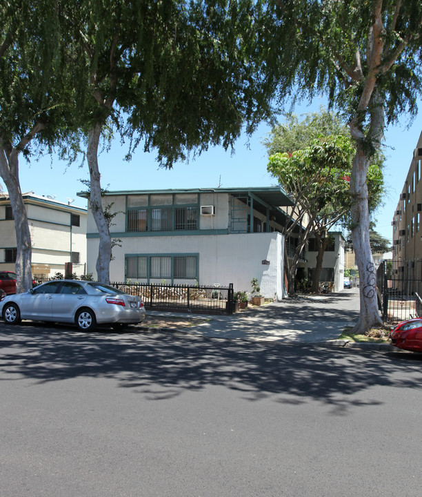 220 S Serrano Ave in Los Angeles, CA - Building Photo