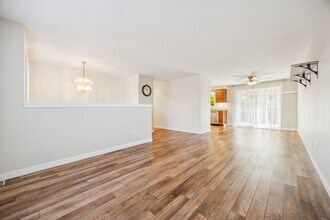 7706 SE 104th Ave in Portland, OR - Foto de edificio - Building Photo