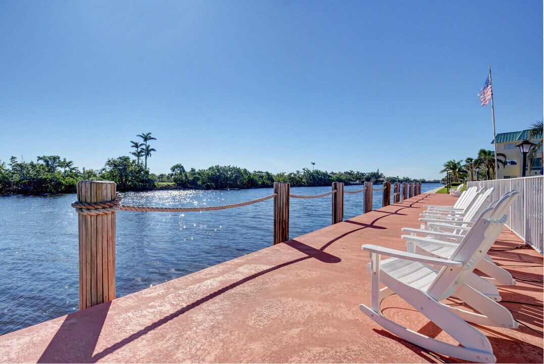 22 Colonial Club Dr in Boynton Beach, FL - Building Photo
