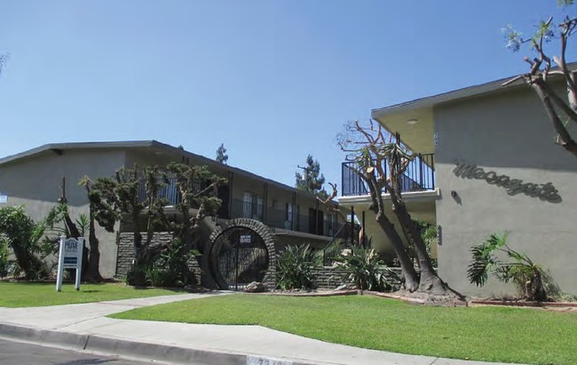 Moongate Apartments in Downey, CA - Foto de edificio - Building Photo