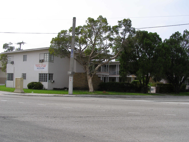 711 Beacom Blvd in Miami, FL - Building Photo - Building Photo