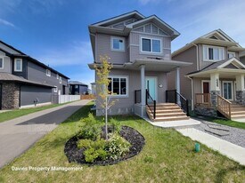 17931-17960 60 St NW in Edmonton, AB - Building Photo