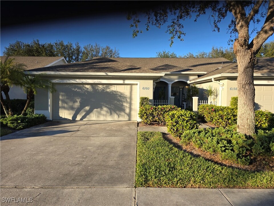 6160 Mandalay Cir in Naples, FL - Building Photo