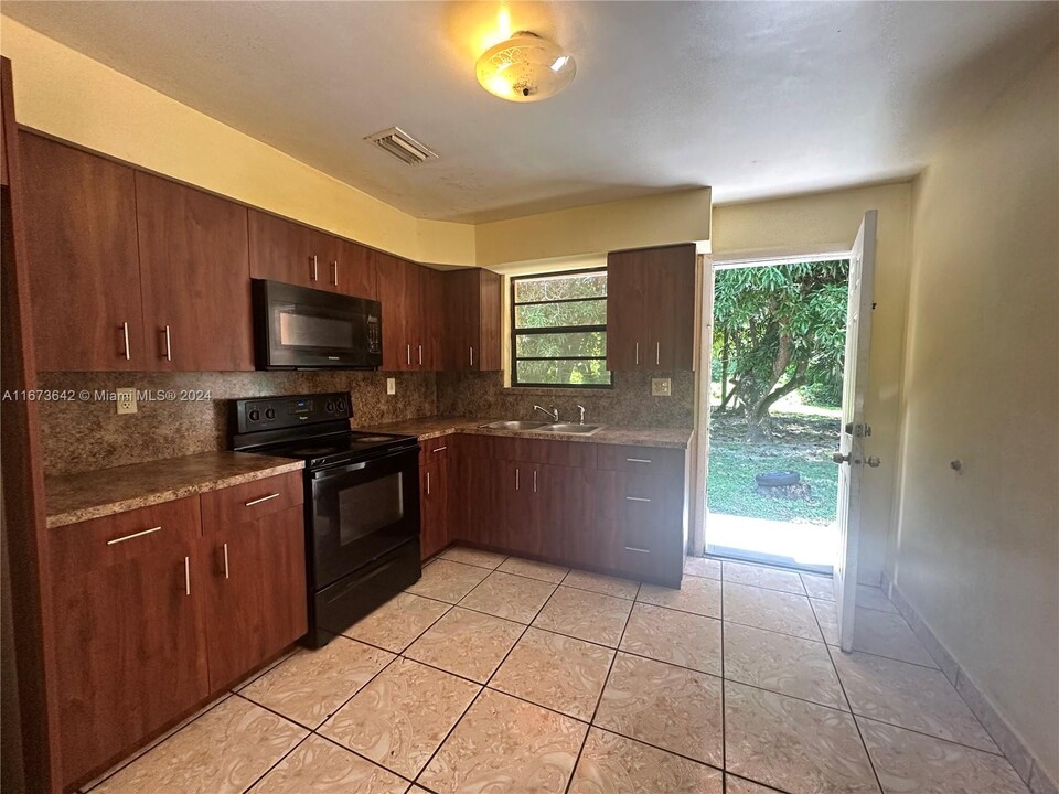 11341 NE 13th Ave-Unit -1 in Miami, FL - Building Photo