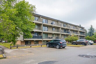 Glengrove Manor in Calgary, AB - Building Photo - Building Photo