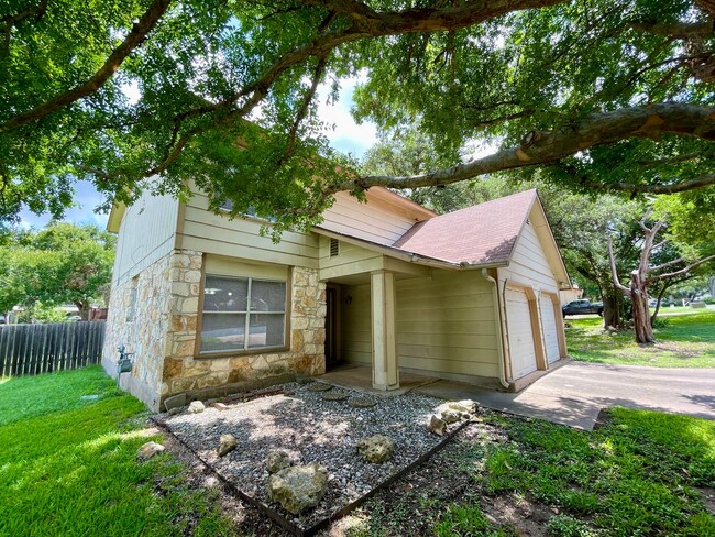 8116 Pilgrims Pl in Austin, TX - Building Photo - Building Photo