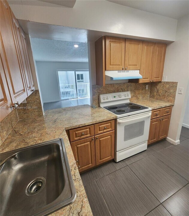 11140 SW 196th St in Cutler Bay, FL - Building Photo