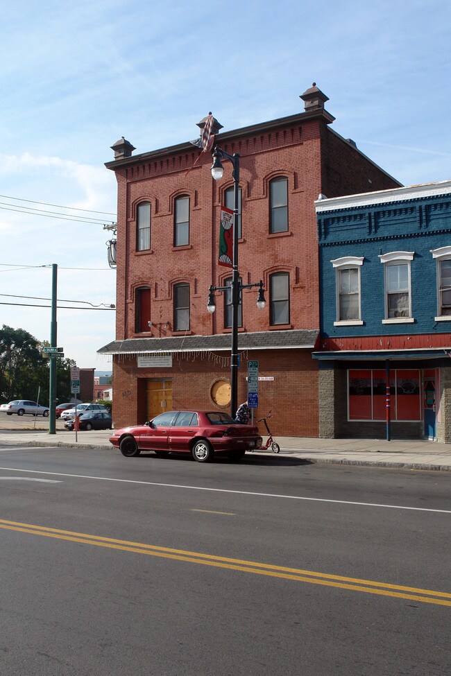 701 N Salina St in Syracuse, NY - Foto de edificio - Building Photo