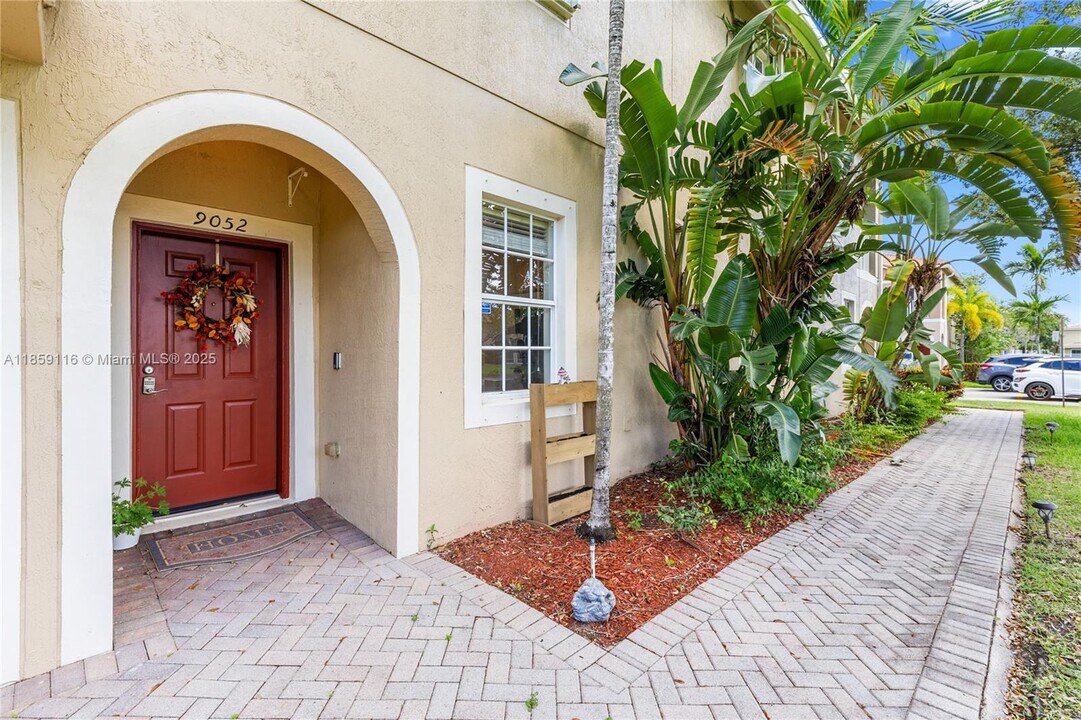 9052 Plymouth Pl in Tamarac, FL - Building Photo