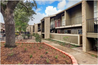 Woodlake Townhomes & Apartments in Houston, TX - Foto de edificio - Building Photo