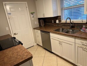 146 Greenbrier St in Marco Island, FL - Building Photo - Building Photo