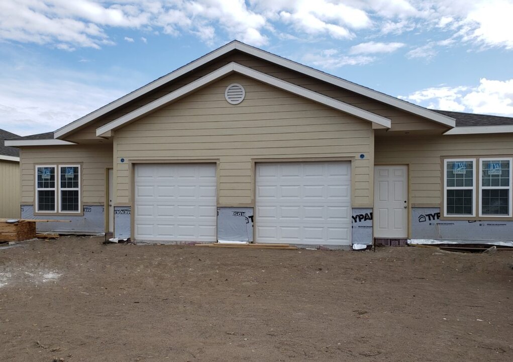 Lakin Townhomes in Lakin, KS - Building Photo