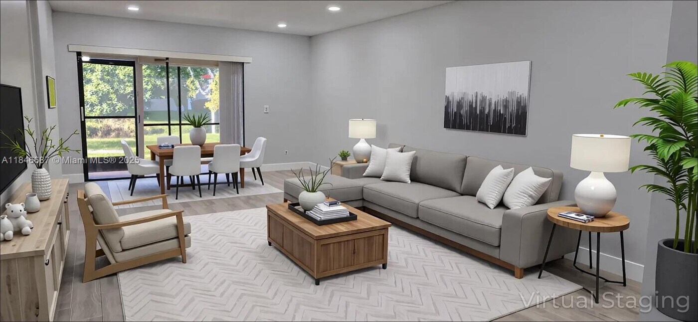 447 Lakeview Dr in Weston, FL - Building Photo