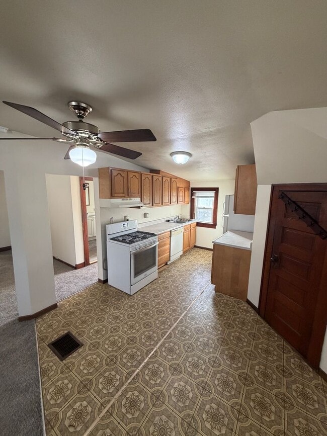 614 Douglas Ave in Des Moines, IA - Foto de edificio - Building Photo