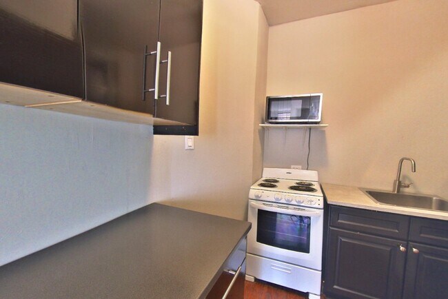 171 E 102nd St in New York, NY - Building Photo - Building Photo