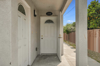 2508 Houston St, Unit 2508 in Los Angeles, CA - Foto de edificio - Building Photo