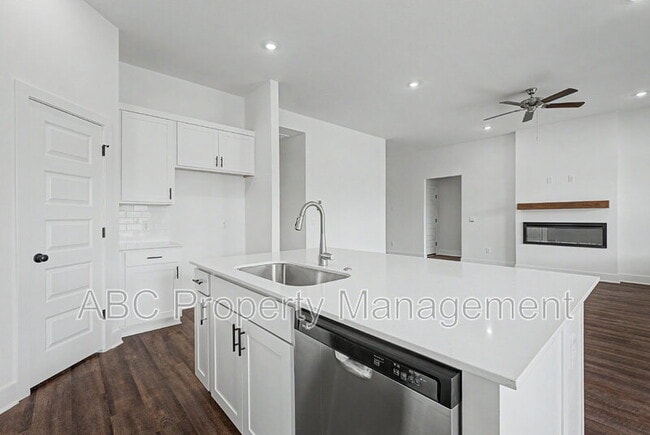 512 W Canada Dr in Farmington, AR - Building Photo - Building Photo