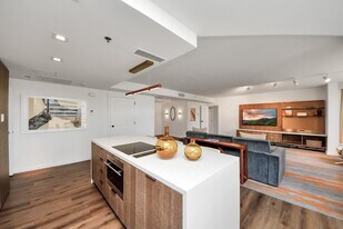 1300 Lamar St in Houston, TX - Building Photo