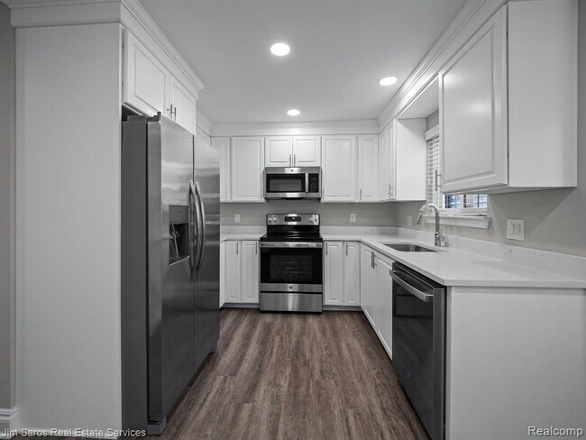 895 Harcourt Rd in Grosse Pointe Park, MI - Foto de edificio - Building Photo