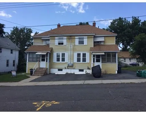 33 Cypress St in Ludlow, MA - Foto de edificio