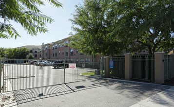 Ahepa 302 Apartments in San Bernardino, CA - Foto de edificio - Building Photo