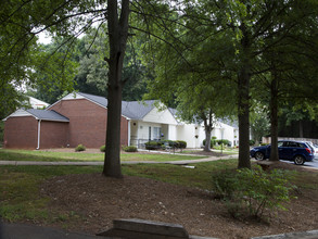 Woodridge Apartments in Mount Holly, NC - Building Photo - Building Photo