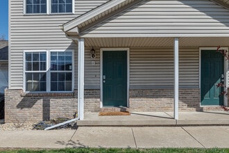 Maple Hill Townhomes in Bloomington, IL - Building Photo - Building Photo