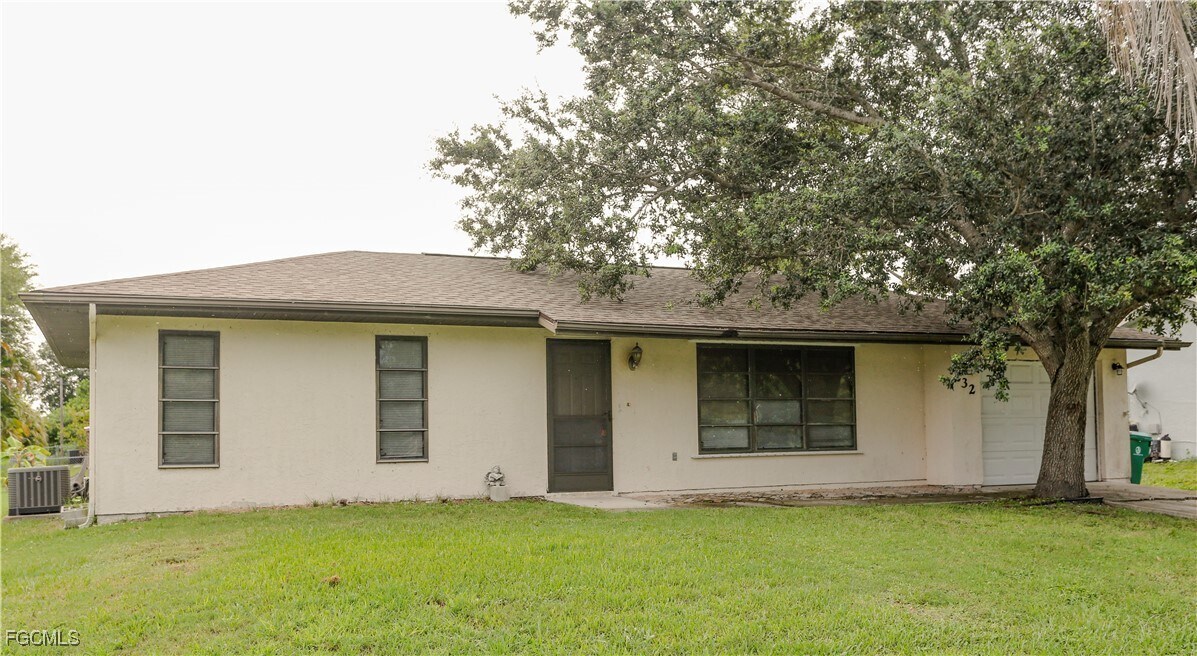 232 Cicero St NW in Port Charlotte, FL - Foto de edificio