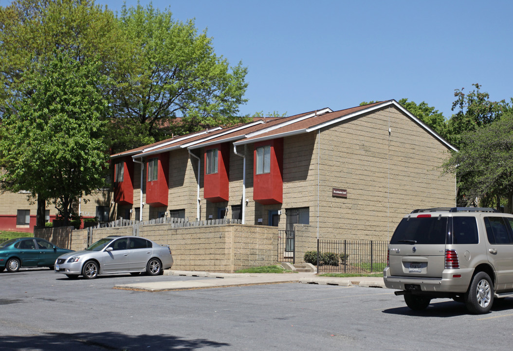 Clay Courts Apartments in Baltimore, MD - Building Photo