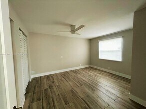 5032 SW 94th Ave in Cooper City, FL - Foto de edificio - Building Photo