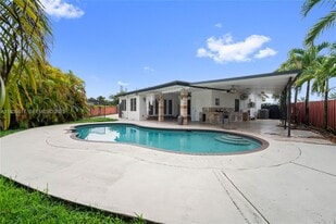 13611 SW 77th St in Miami, FL - Building Photo