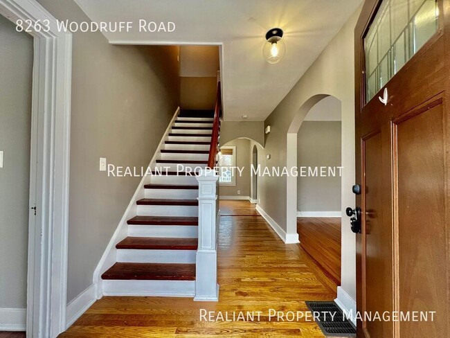 8263 Woodruff Rd in Cincinnati, OH - Building Photo - Building Photo