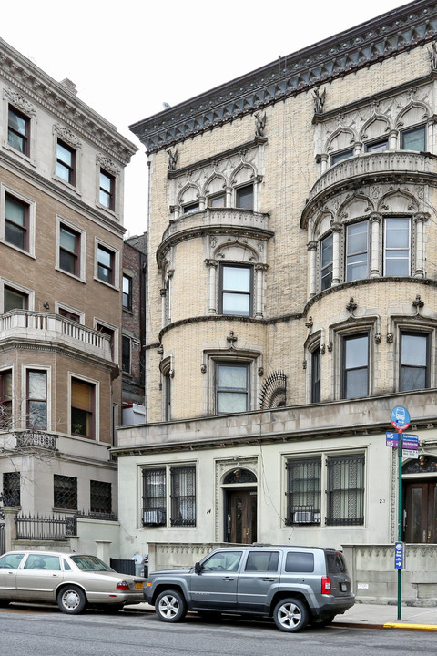 24 Riverside Dr in New York, NY - Building Photo