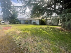 710 Glenwood St in Lebanon, OR - Building Photo