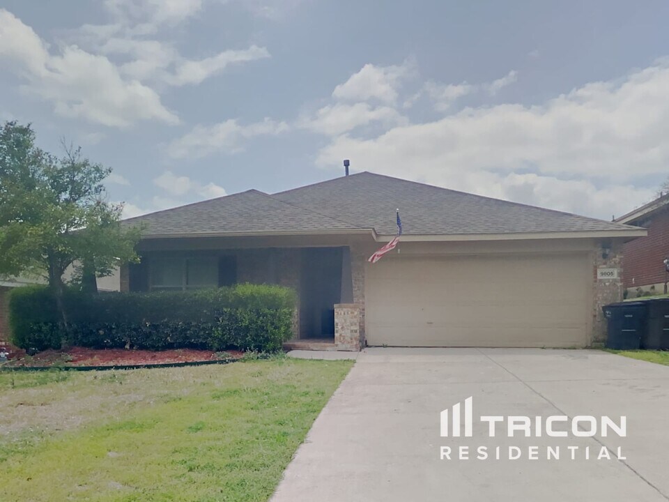 9805 Pack Saddle Trail in Fort Worth, TX - Building Photo