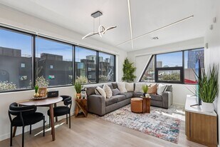 Rainbow Road in Phoenix, AZ - Building Photo