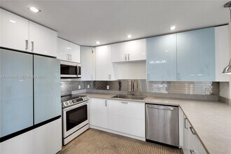 100 Bayview Dr, Unit 1008 in Sunny Isles Beach, FL - Foto de edificio - Building Photo