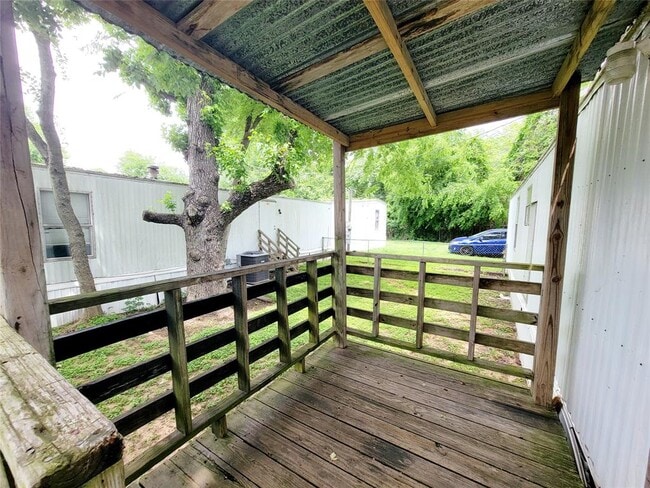 401 S Woodson St in Willis, TX - Building Photo - Building Photo