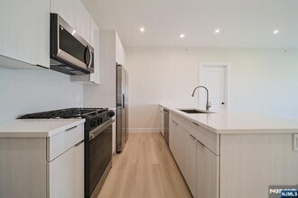401 E Central Blvd, Unit 4B in Palisades Park, NJ - Foto de edificio - Building Photo